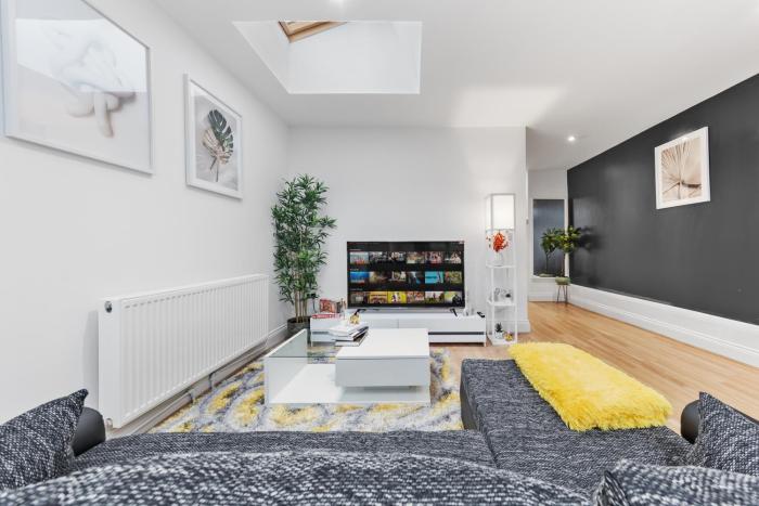 Serene 2-Bed London Escape with Garden & Parking- Central Vibes, Suburban calm-Book Instantly & Save on Long Stays!