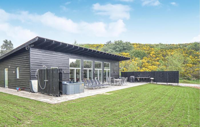 Six-Bedroom Holiday Home In Ebeltoft