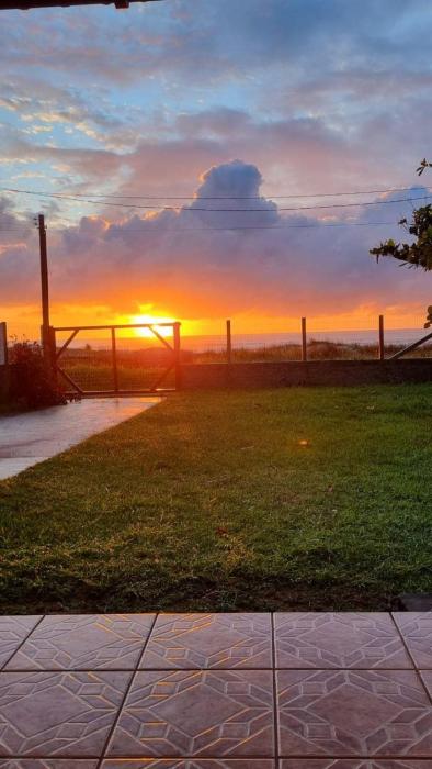 Casa de praia na beira do mar, 3 quartos e garagem