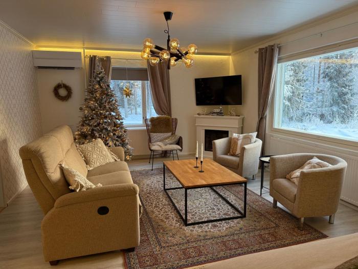 Lakefront Villa AINOLA, 55 km from Rovaniemi