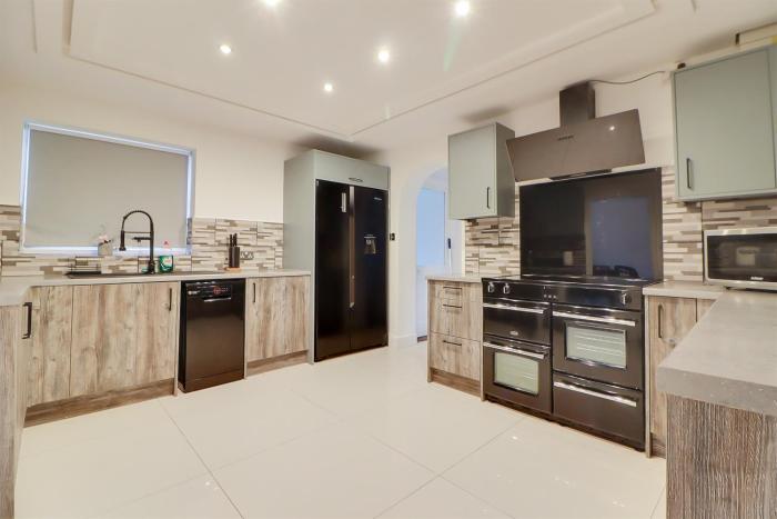 Spacious 5-Bedroom Home, Sleeps 9, Near Hospital with Driveway Parking