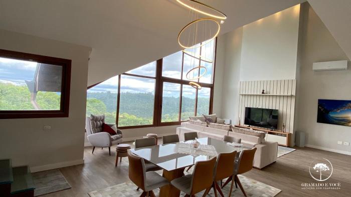 Luxuoso apartamento de 5 suítes frente rua torta