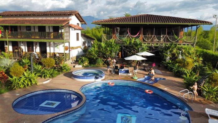 Casa en Armenia con Piscina muy cerca al Parque del Café
