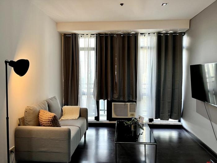 Snug Stay in Gramercy Makati with City Skyline View!