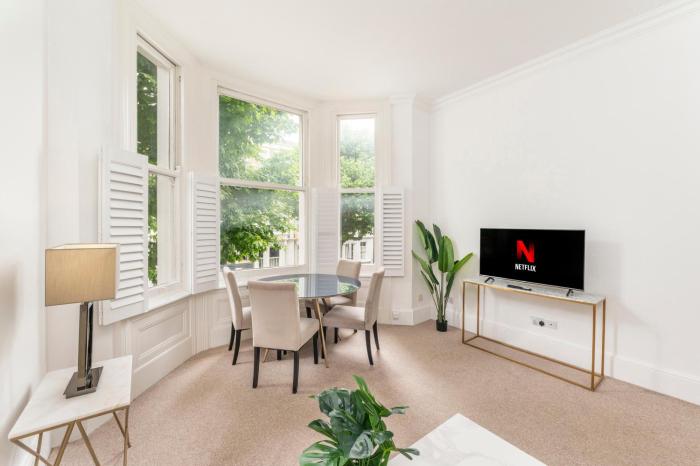 Amazing 2 Bedrooms Oasis, 2 Minutes Walk to Earls Court Station, South Kensington, Chelsea