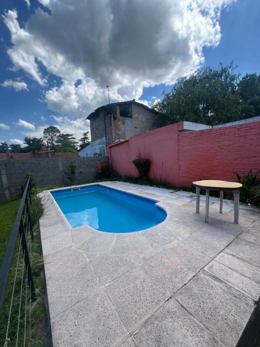 Depto para 4 personas con pileta a 3 cuadras del rio