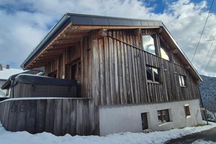 Chalet Abeille 12 Guests • Hot Tub • Free Ski Bus