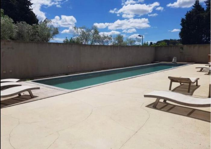 CHEZ BABOU studio dartistes avec piscine, parking