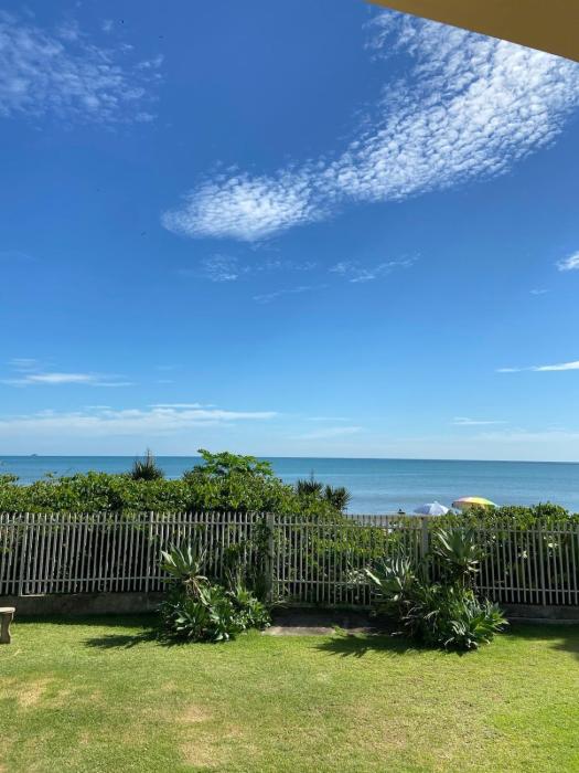 Apto pe na areia, frente ao mar, Armacao Penha
