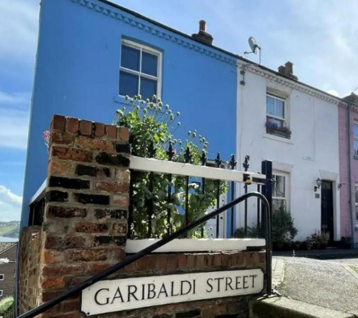 The Blue House - 3 bed house with parking