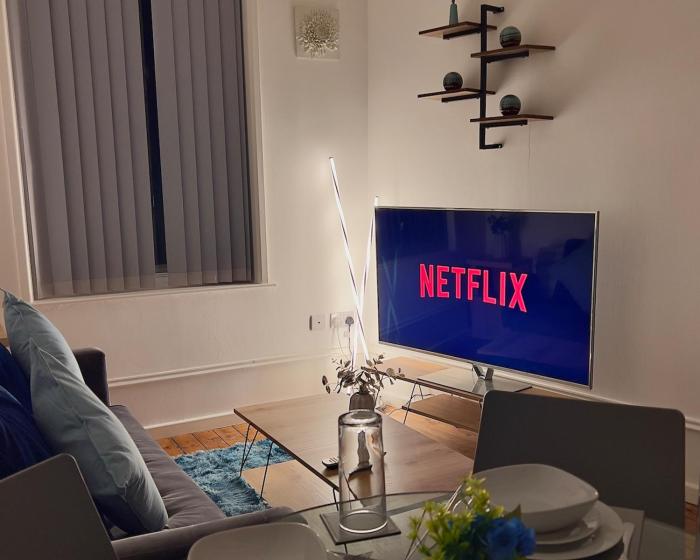 Cosy 2BR Apt - City Centre - Sleeps 5 - Parking - 5g WiFi