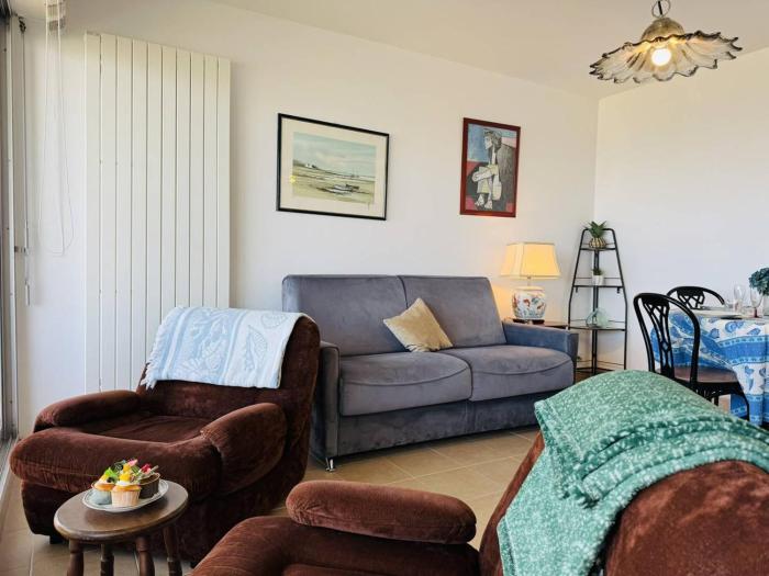 Spacieux 2 pièces vue mer, parking, wifi