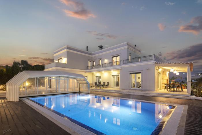 Luxury villa (10 pax) near the beach