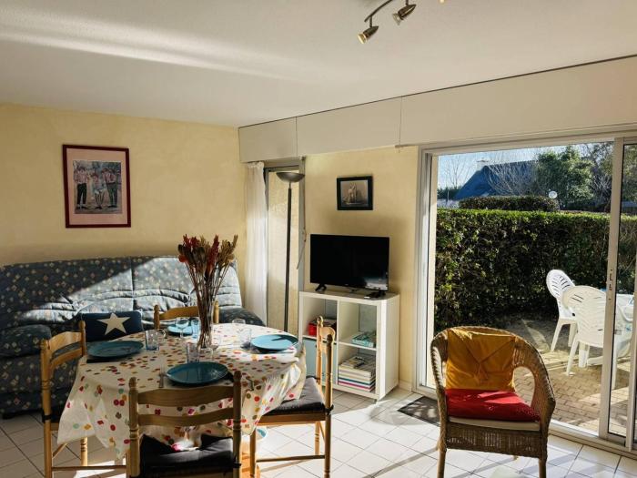 Agréable 2 pièces, piscine, parking, proche plage