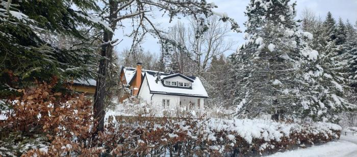 Szept - Biały Domek