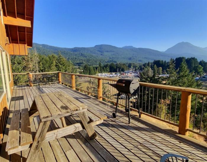 `Elk Ridge` | Hot tub, Wifi, Roku, Close to town.