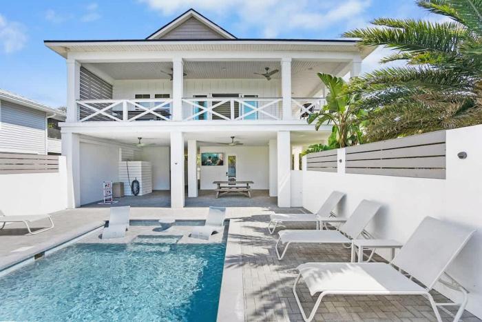 Your Summer Haven Near Beach Heated Pool BBQ