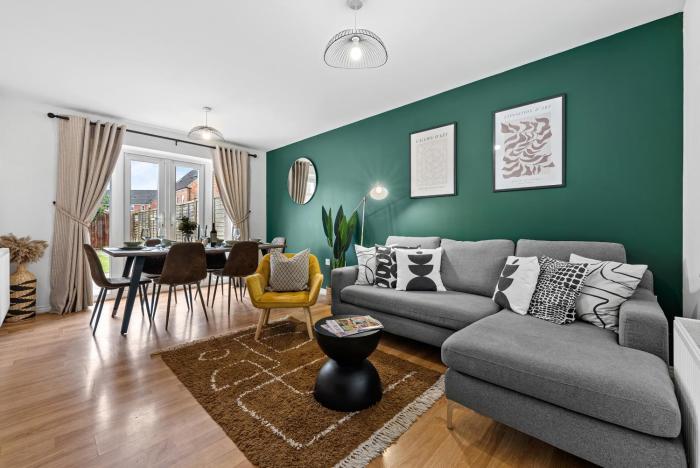 Spacious 6-bedroom house - 3 parking spaces - Superfast Wi-Fi - Close to M5 - Long-stay rates!