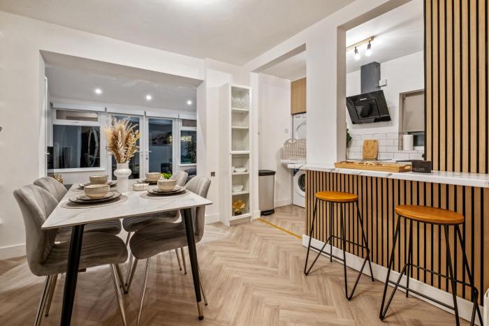 Luxury Cozy 2 bed house hot tub family friendly business traveler family of 4 - 6 with parking close to Birmingham city centre , M6 , Aston univerity , Great Barr Birmingham