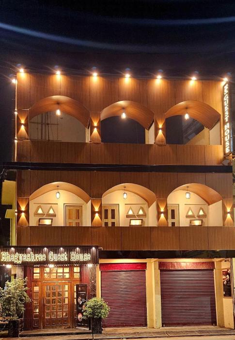 Bhagyashree Guest House 2 KM to Vishwanath Temple, Ganga Ghat Parking Available