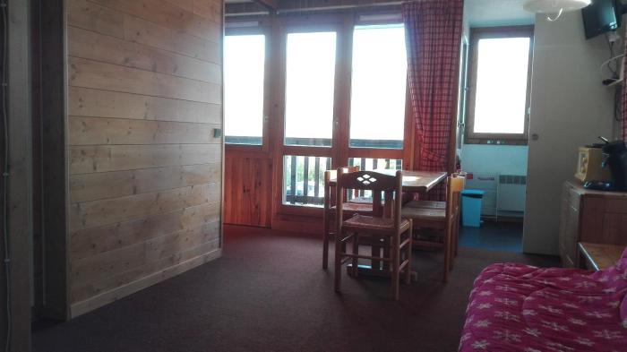 Appartement 5 personnes une chambre proche pistes balcon vue montagne Draps et serviettes non fournis Ménage à réaliser par le locataire