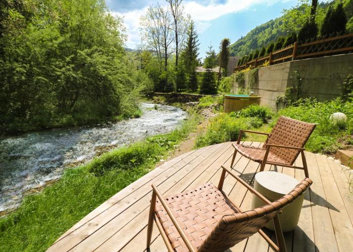 Designer Riverfront Cottage