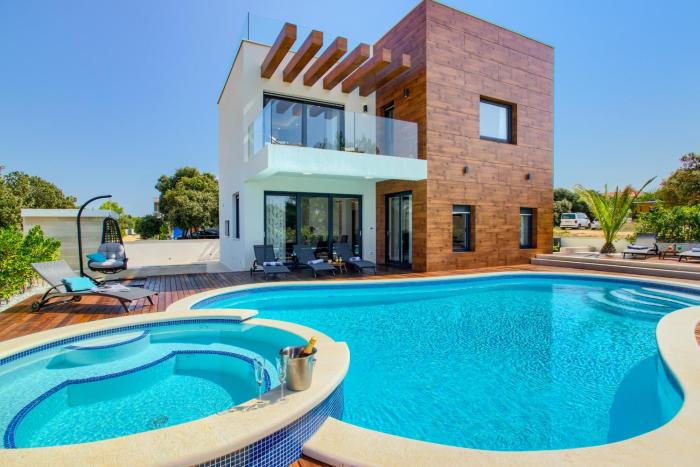Beautiful villa Tamaria with heated pool