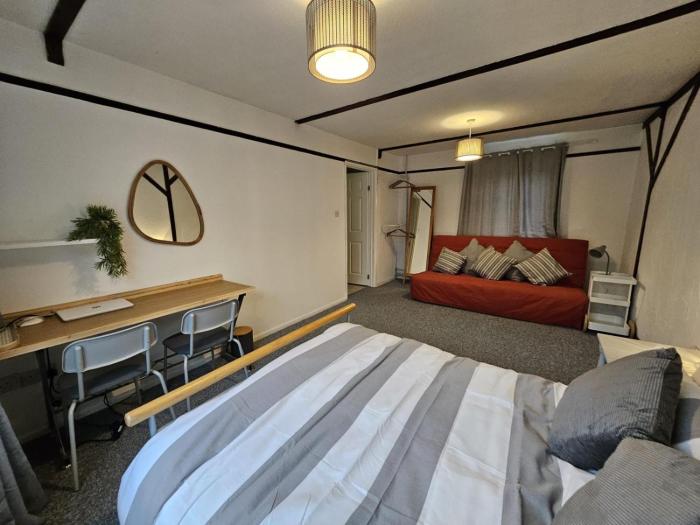 Spacious Room with Private Bathroom for up to 4 Guests Cardiff Bay