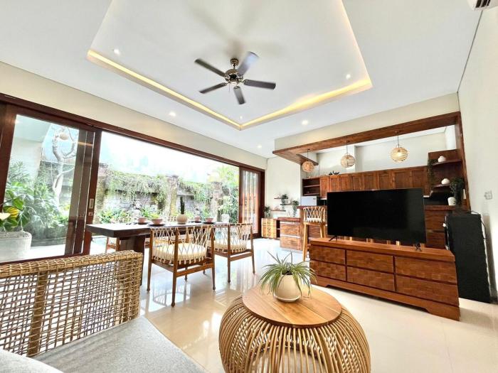 2BR Canggu Tropical Escape Villa 5Mins to Finns