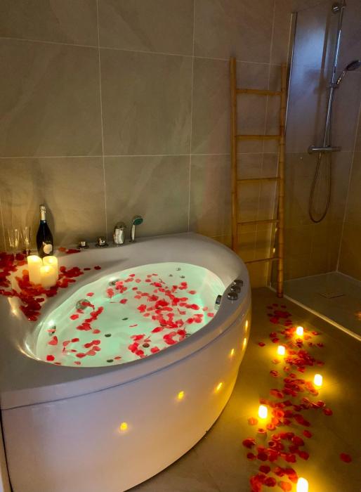 Provensa - love room avec balneo et terrasse avec vue