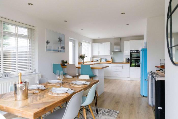 Beach house for 8 with hot tub & garden