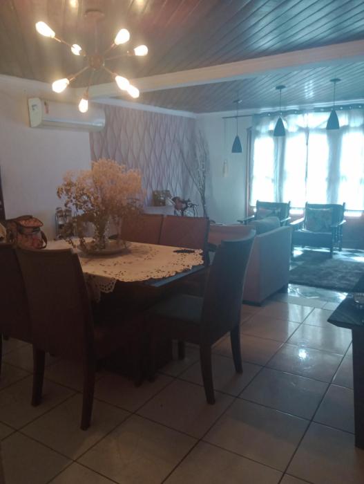 Casa térrea , bem localizada