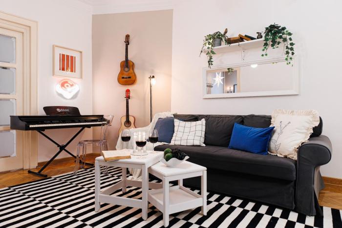 Musical Shelter with Balcony 2min to Republic Square