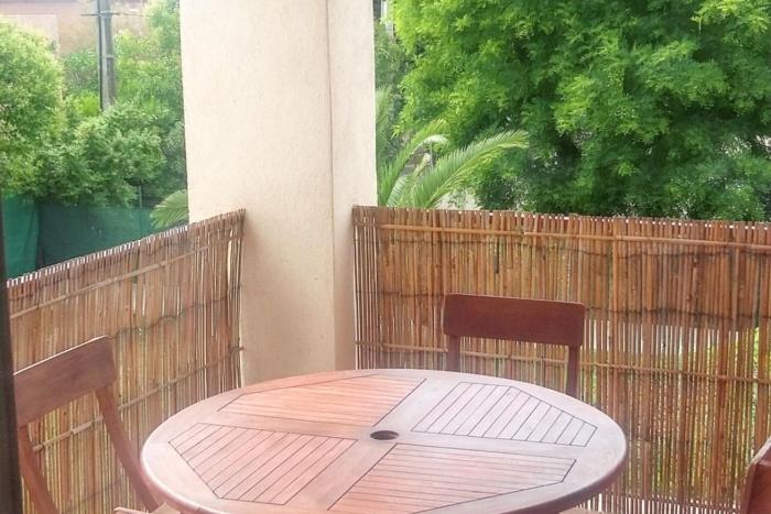 Appartement contemporain à Saint-Cyr-sur-Mer avec balcon.