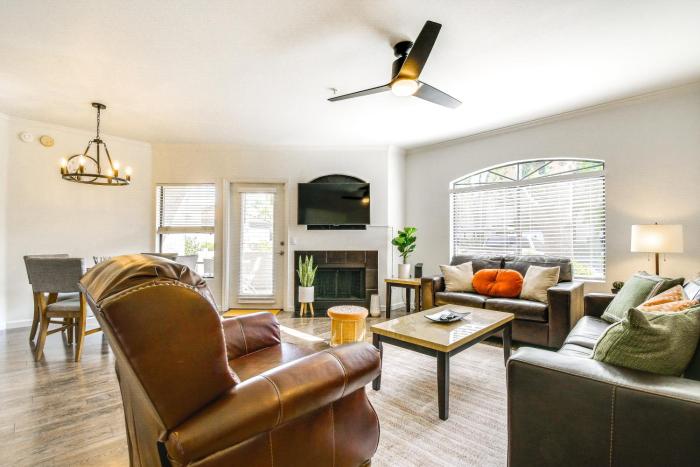 3 Mi to TPC Chic Condo with Pool Access and Grills