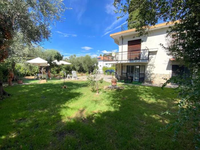 Appartamento con 2 camere da letto in villa con giardino e parcheggio