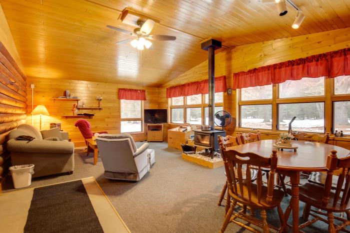 Family Gem Near the Chain of Lakes in Eagle River!