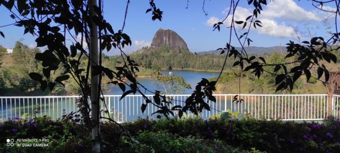 Finca Con Hermosa Vista a la Piedra del Peñol y Jacuzzi Grande