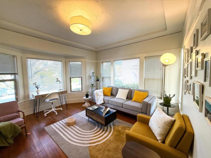 Bright, Modern & Artsy Space