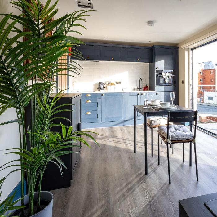 Le Mini Metro Balcony Apartment by i-Stay Whitby