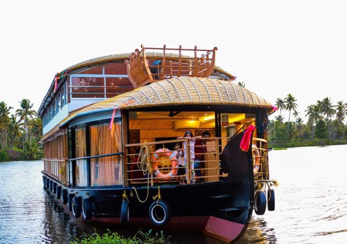 Vembanad Houseboat