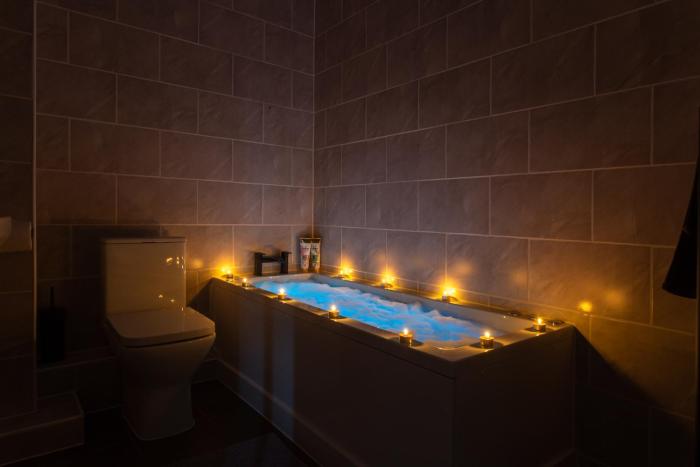 Bradford City Centre - City Mills 2 BR Apartment with Jacuzzi!