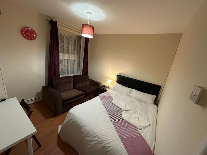 Beautiful private Double Room in a shared 3-bedroom apartment minutes walk from Bethnal Green
