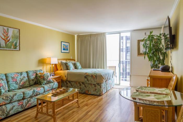 Tropical Studios at Marine Surf Waikiki - FREE PARKING - BEST LOCATION - FULL KITCHEN - SWIMMING POOL