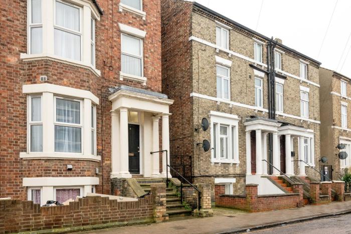 Free parking, 2 beds,close to train station