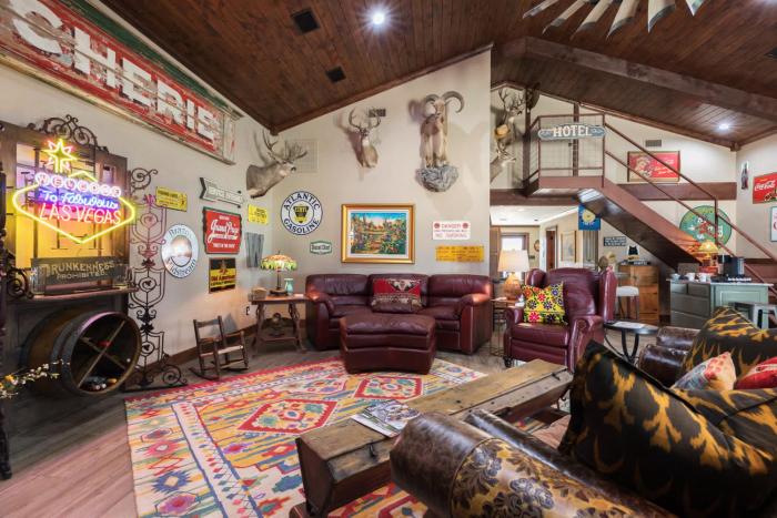 Hill Country Guest House - Rustic getaway