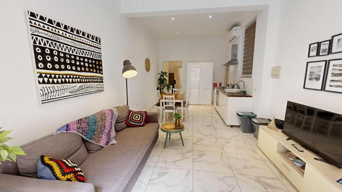 Seaside Apartment Steps Away From The Sea