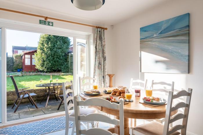 Port View House 3-Bedroom Self Catering Family Home with Garden Near Cardiff