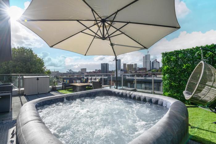 Luxury Penthouse with Private Hot Tub Overlooking Leeds City Centre