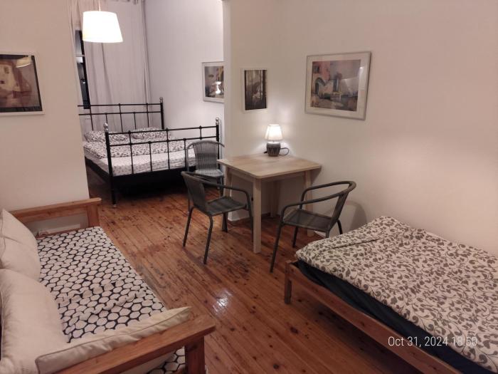 Studio - Sleeps 3 - Balcony - Parking